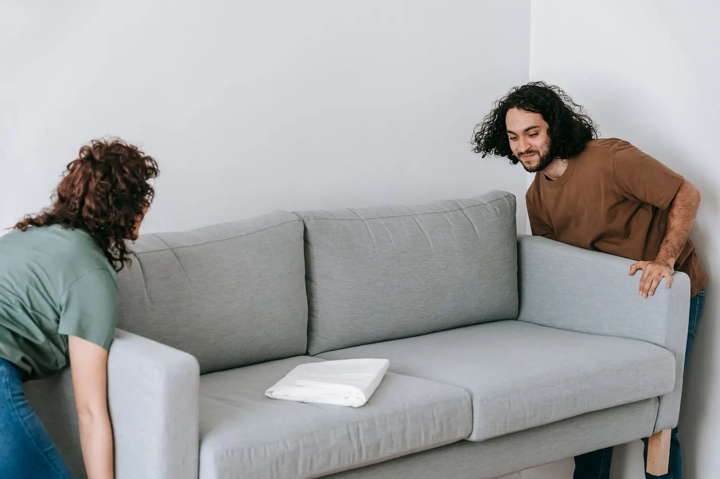 Transport eines Sofas aus einem Bürobereich