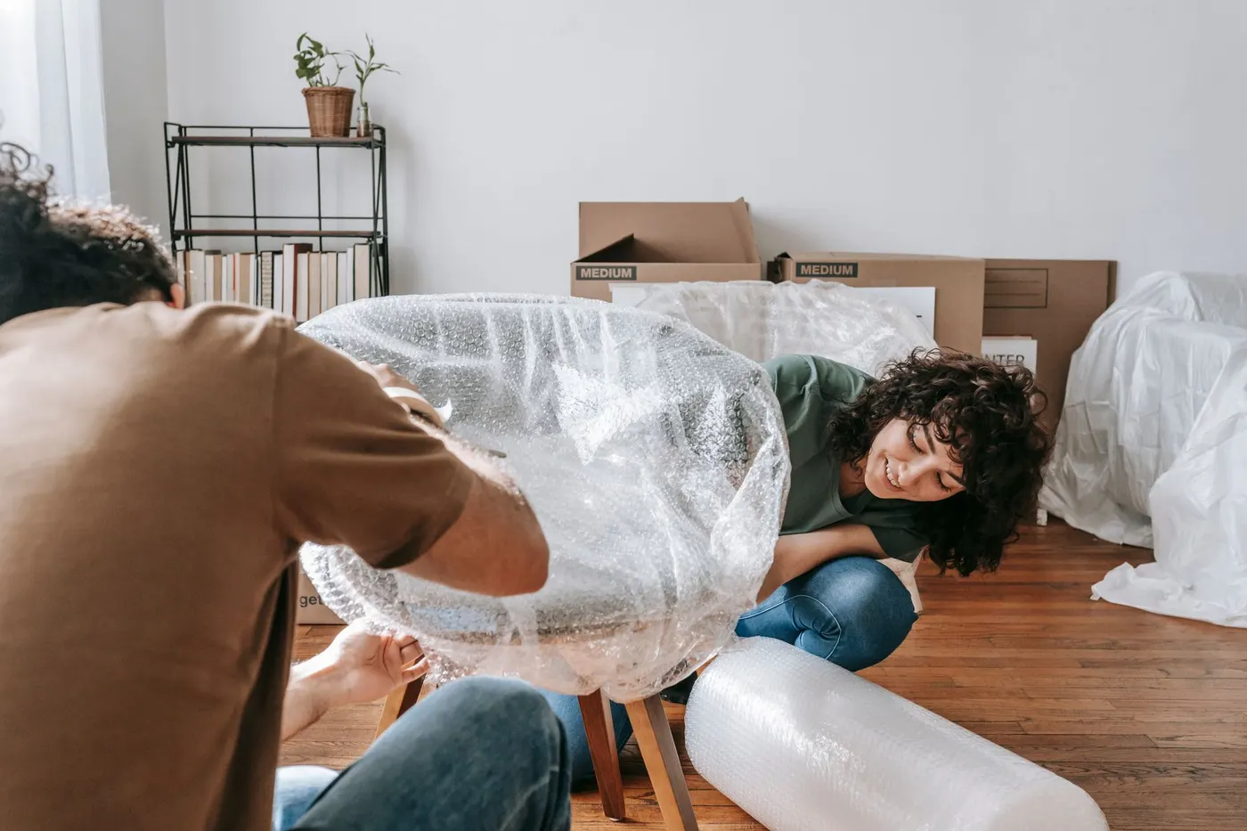Sorgfältig geschütztes Sofa vor dem Möbeltransport