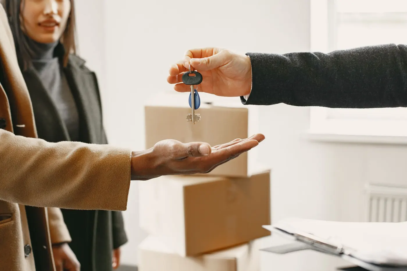 Schlüsselübergabe vor dem Einzug in die neue Wohnung