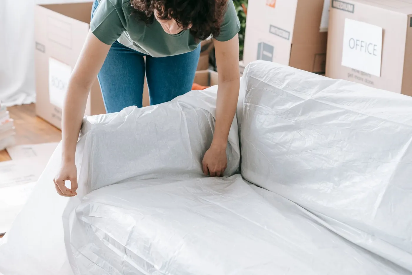 Für den Transport geschütztes Sofa in einer Wohnung