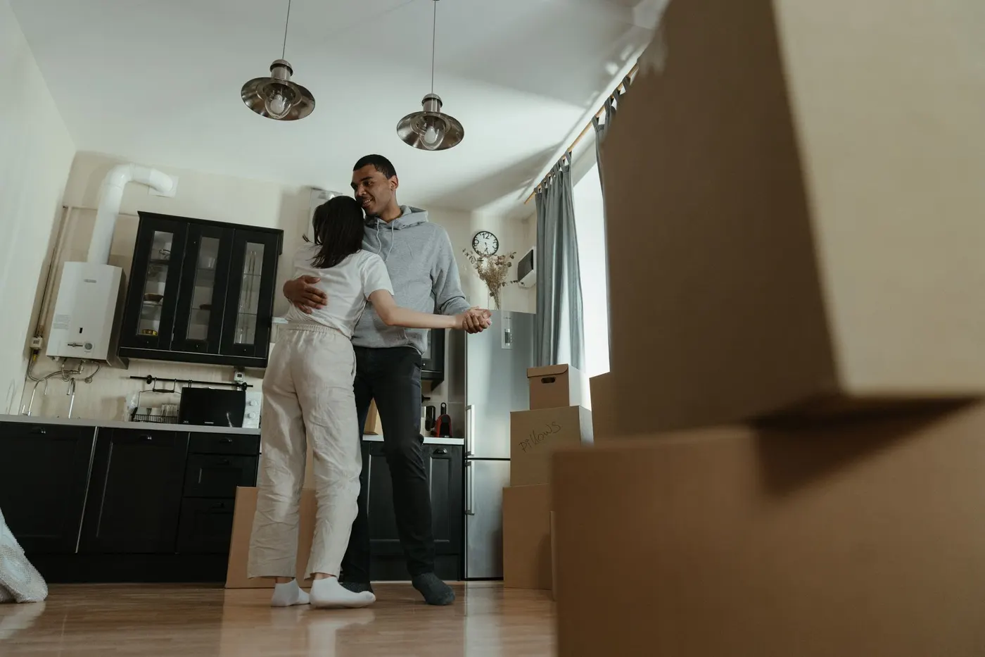 Paar plant den Einzug in eine neue Wohnung